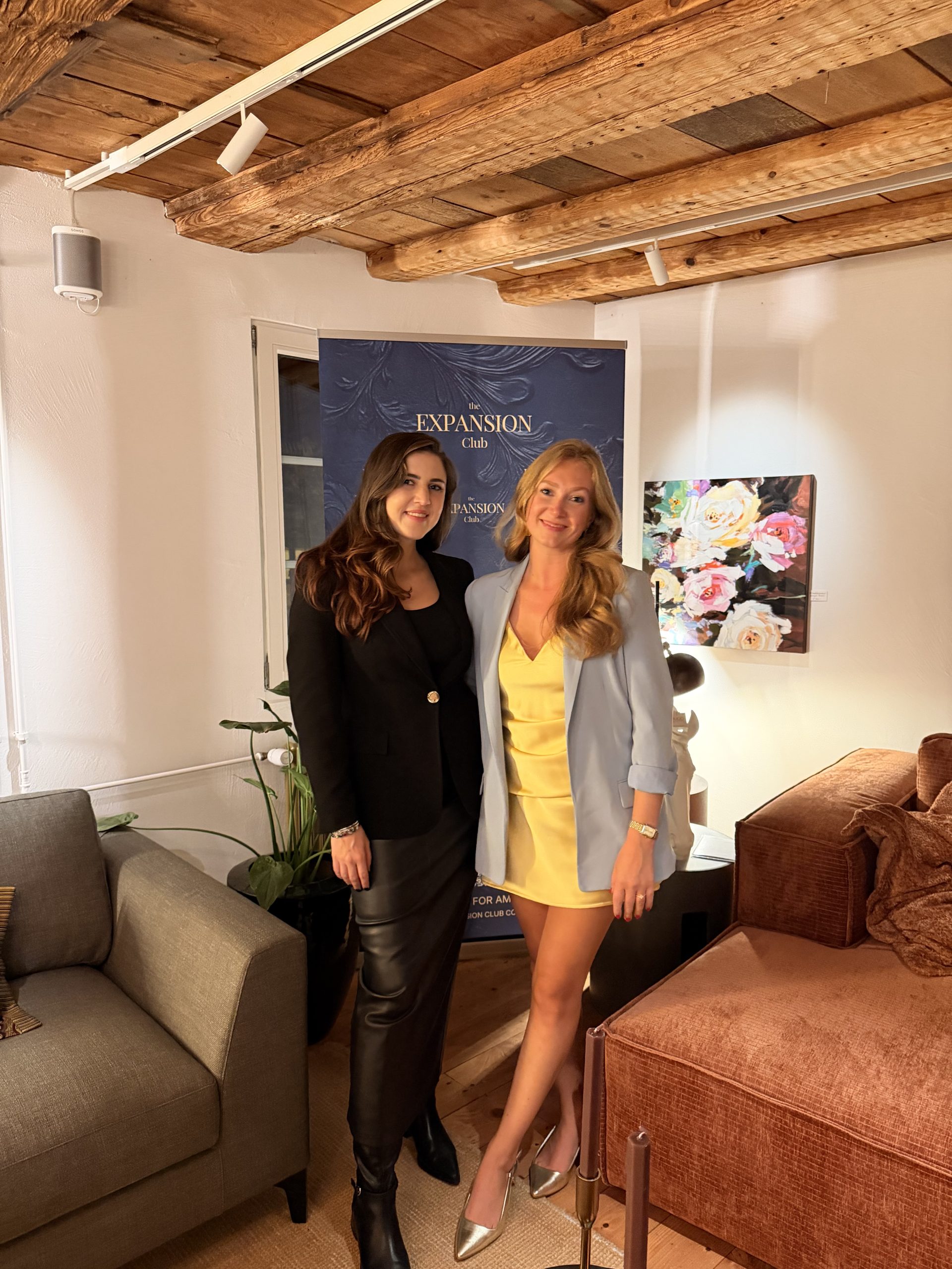 Luisa Bartloff und Bignia Schaufelberger vor dem Banner beim Expansion Club Event